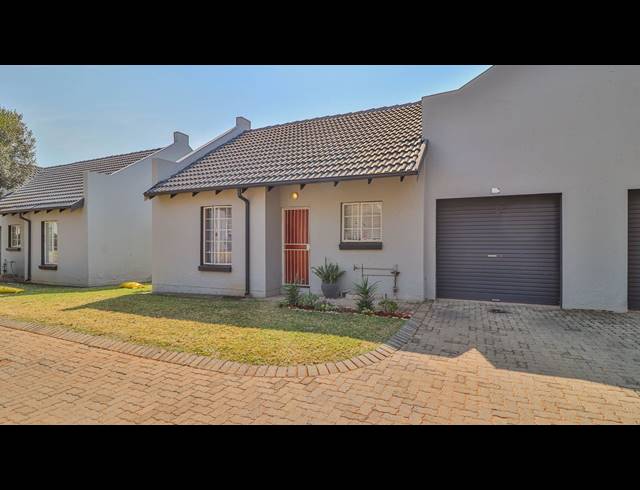 2 BEDROOM TOWNHOUSE FOR SALE IN MAGALIESBERG COUNTRY ESTATE